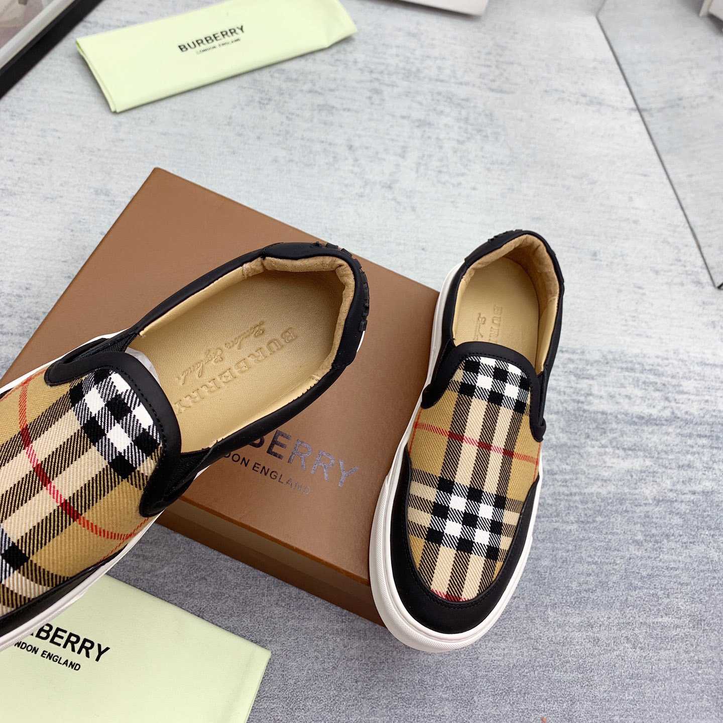 Burberry Slip-On-Sneaker aus Leder und Vintage-Check - EUR FASHION