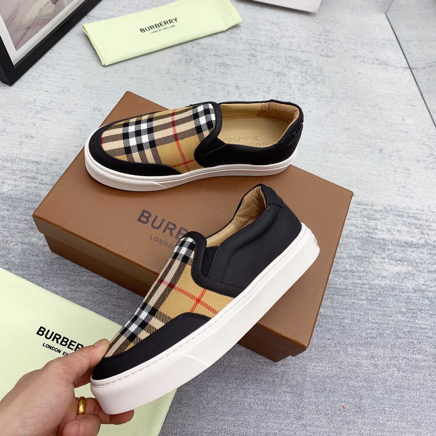 Burberry Slip-On-Sneaker aus Leder und Vintage-Check - EUR FASHION