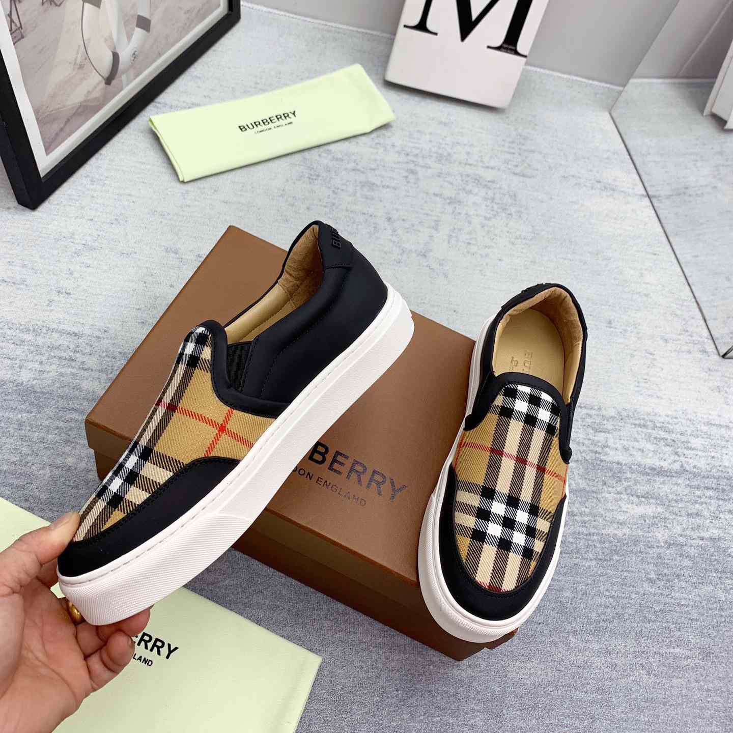 Burberry Slip-On-Sneaker aus Leder und Vintage-Check - EUR FASHION