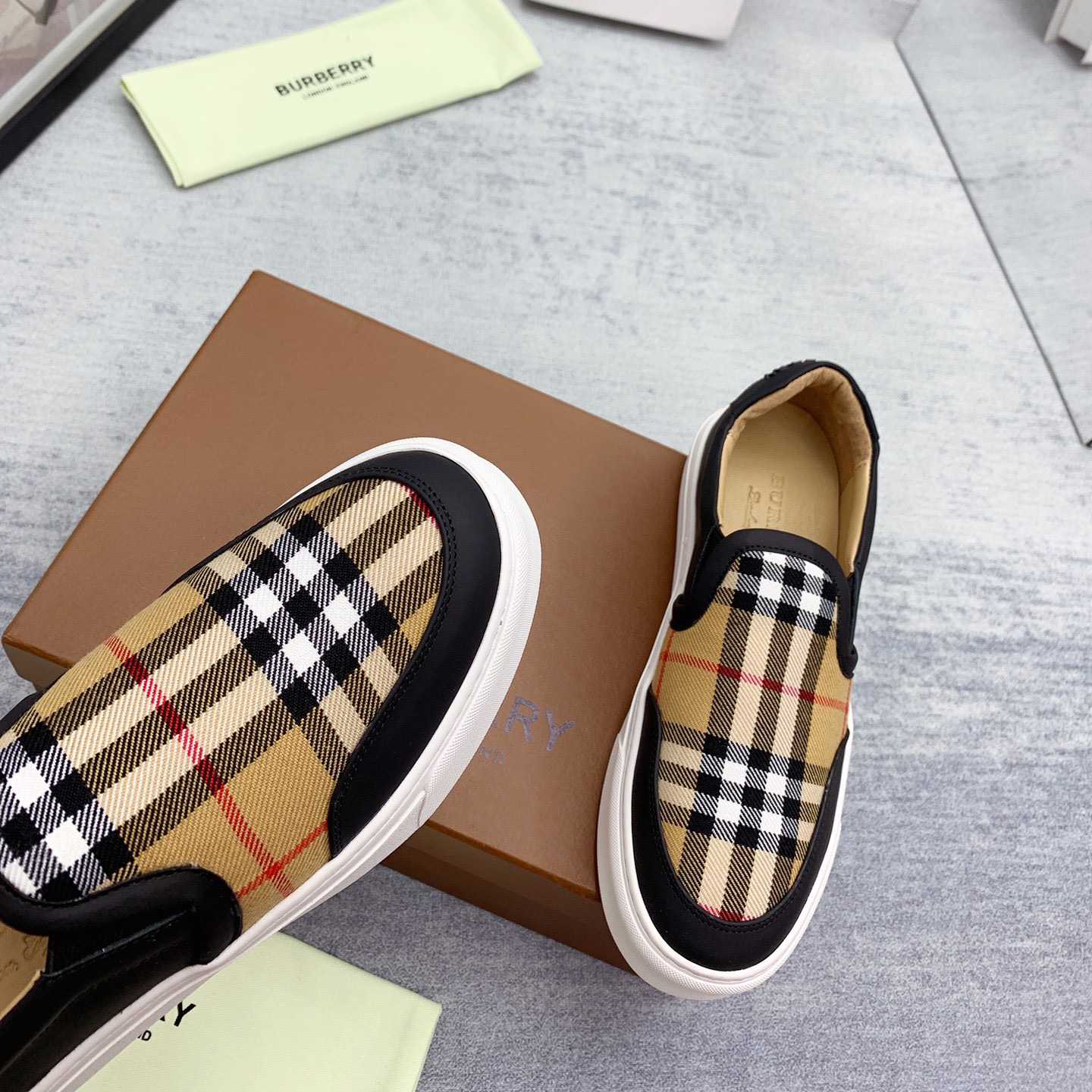 Burberry Slip-On-Sneaker aus Leder und Vintage-Check - EUR FASHION