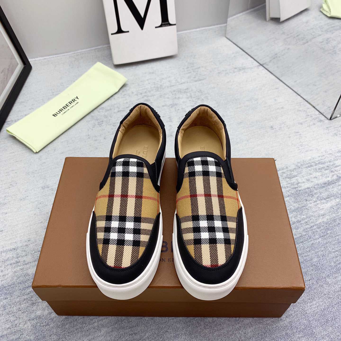 Burberry Slip-On-Sneaker aus Leder und Vintage-Check - EUR FASHION