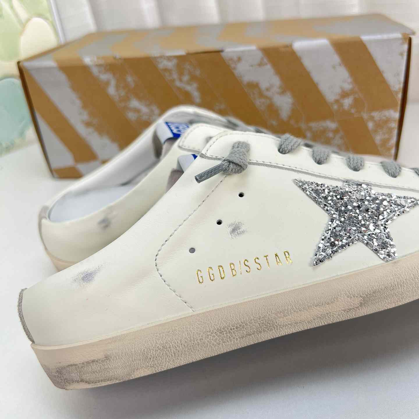 Golden Goose Super-Star-Sabots aus weißem Leder und grauem Wildleder mit silbernem Glitzerstern - EUR FASHION