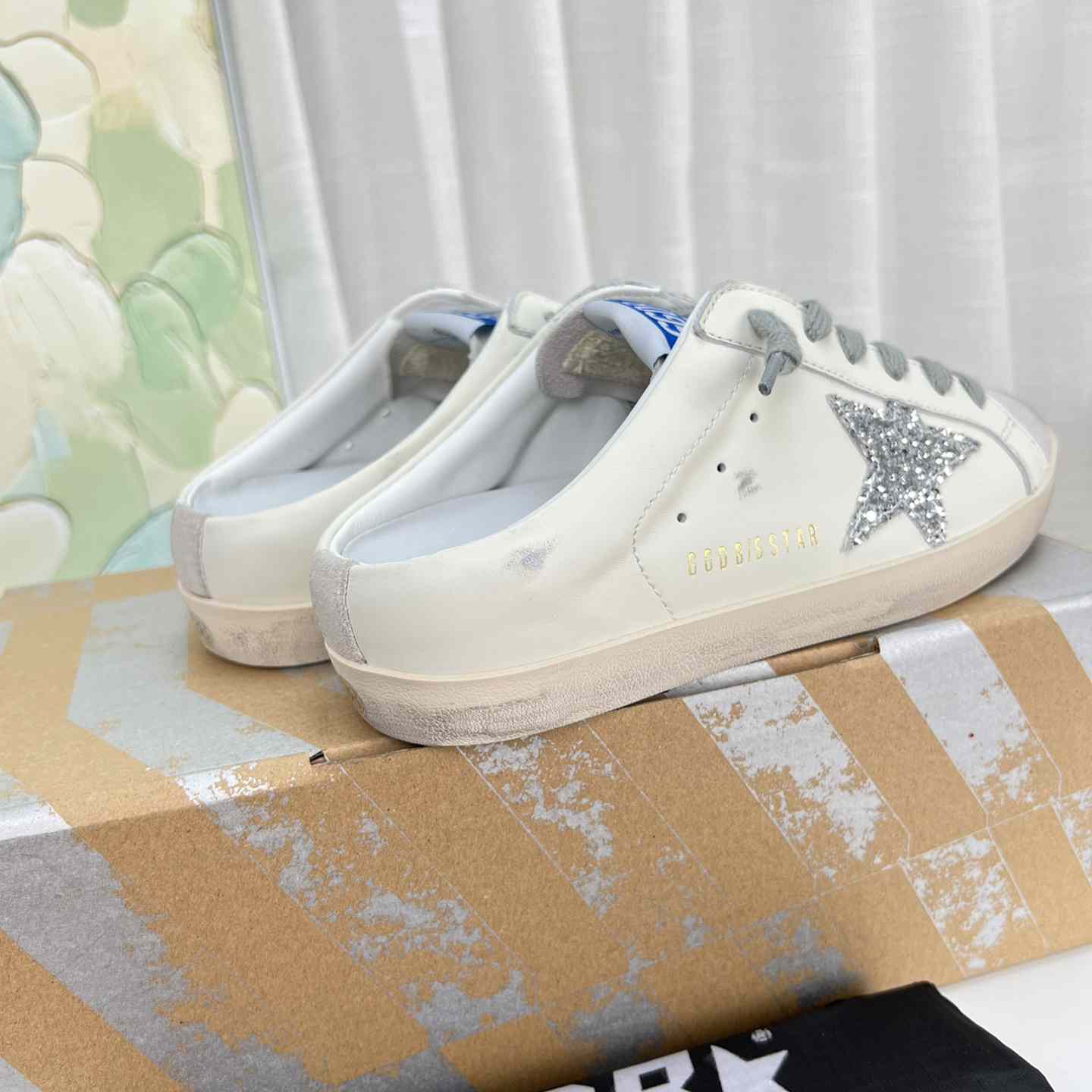 Golden Goose Super-Star-Sabots aus weißem Leder und grauem Wildleder mit silbernem Glitzerstern - EUR FASHION