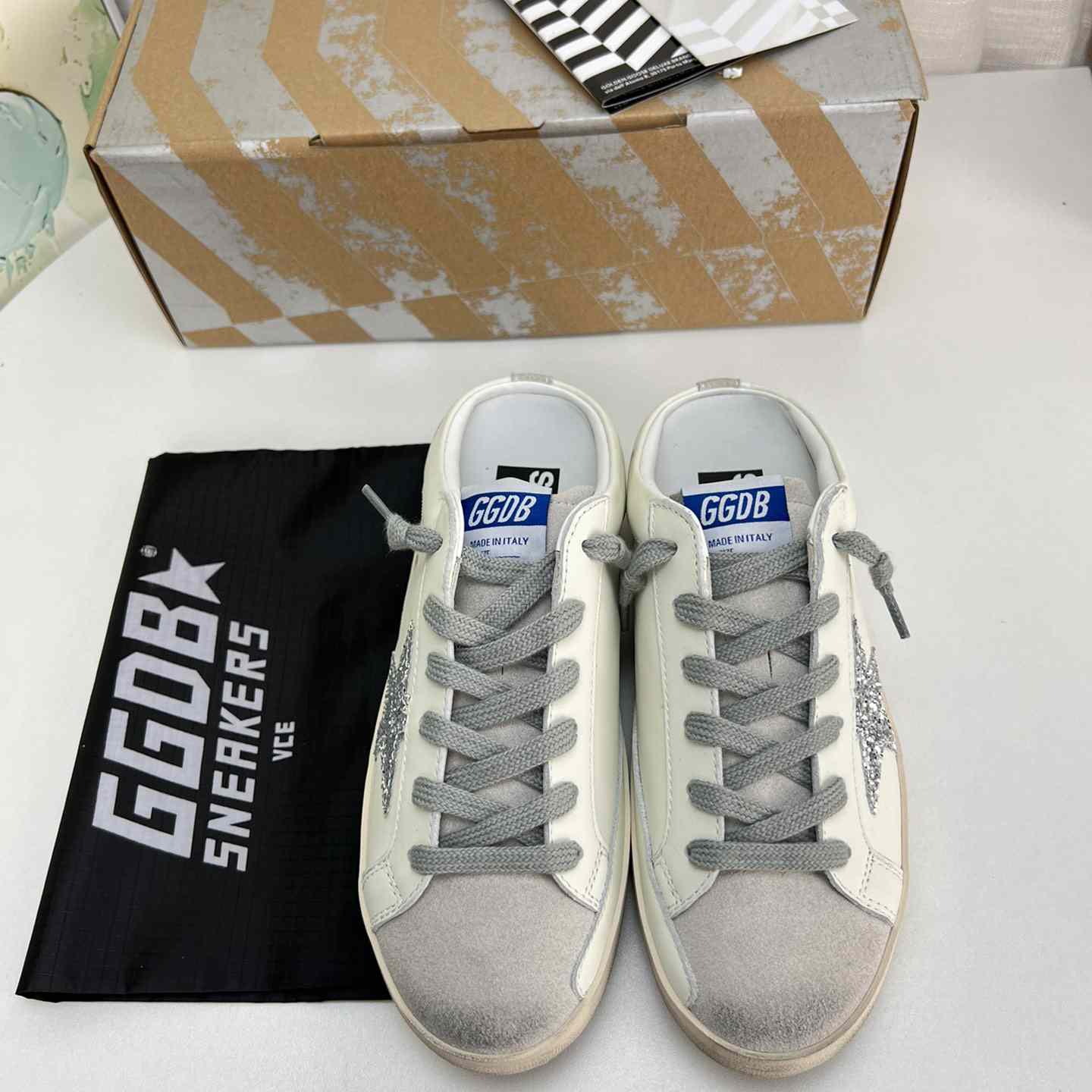 Golden Goose Super-Star-Sabots aus weißem Leder und grauem Wildleder mit silbernem Glitzerstern - EUR FASHION