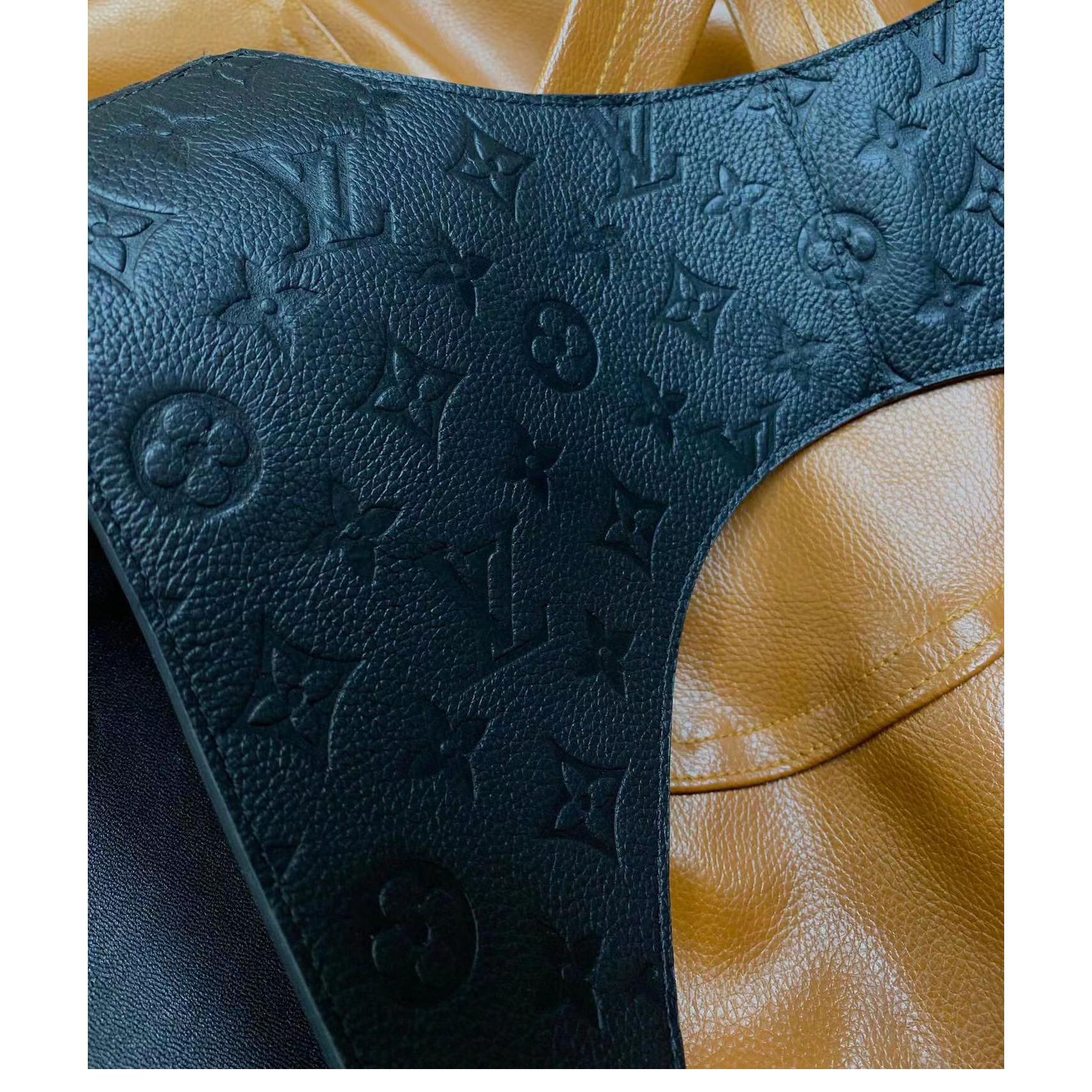 Louis Vuitton Mittelschicht aus schwarzem, mit Monogramm geprägtem Leder - EUR FASHION