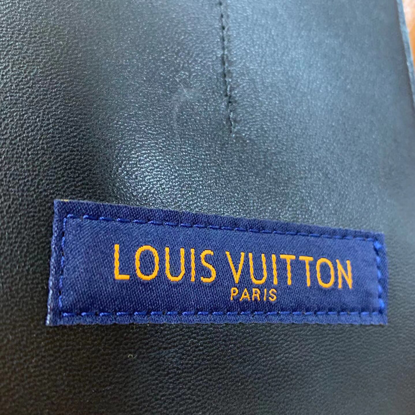 Louis Vuitton Mittelschicht aus schwarzem, mit Monogramm geprägtem Leder - EUR FASHION