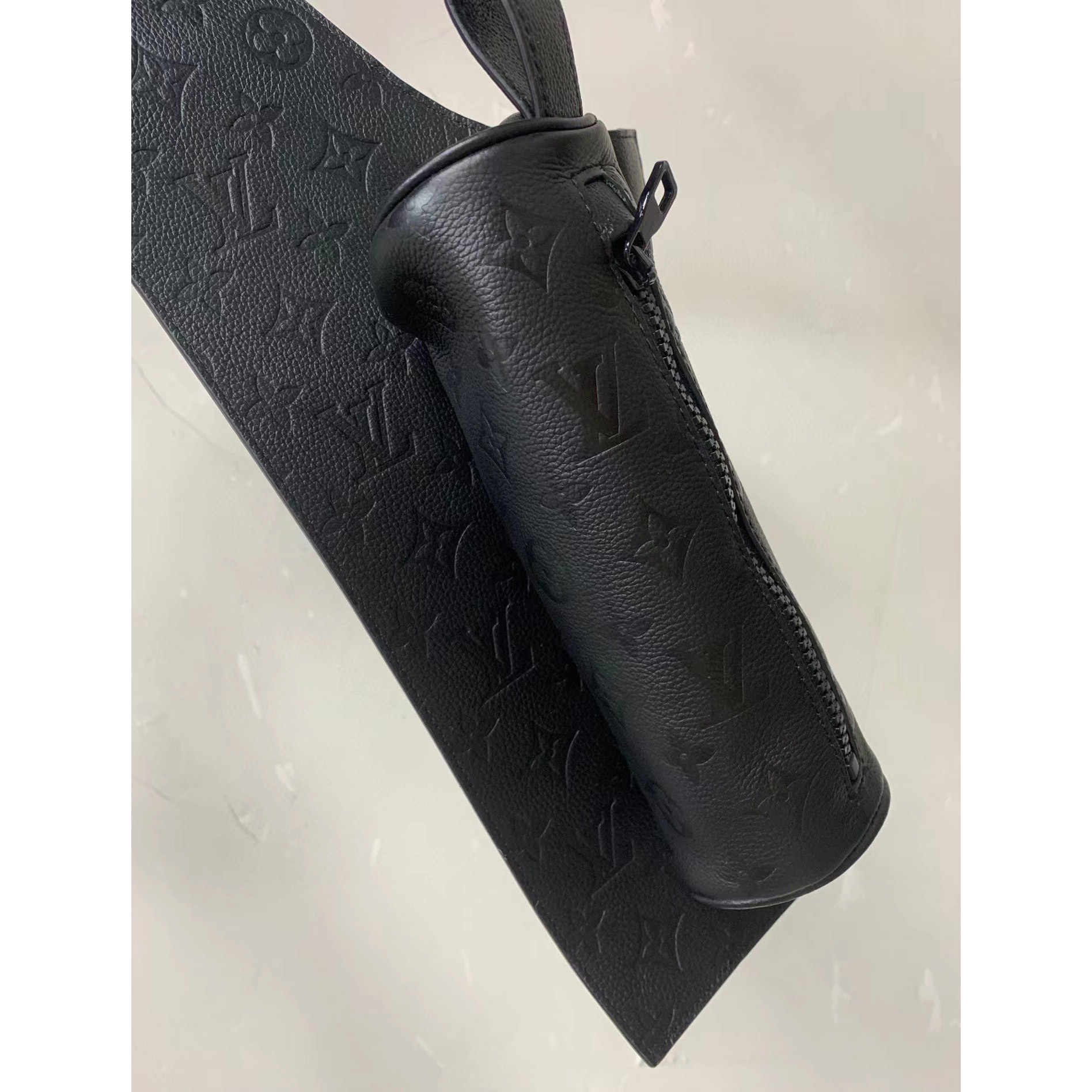 Louis Vuitton Mittelschicht aus schwarzem, mit Monogramm geprägtem Leder - EUR FASHION