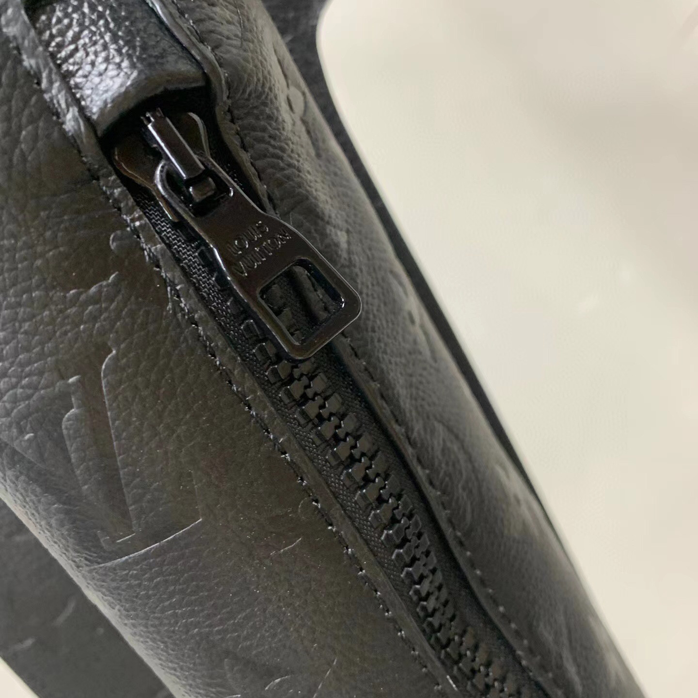 Louis Vuitton Mittelschicht aus schwarzem, mit Monogramm geprägtem Leder - EUR FASHION