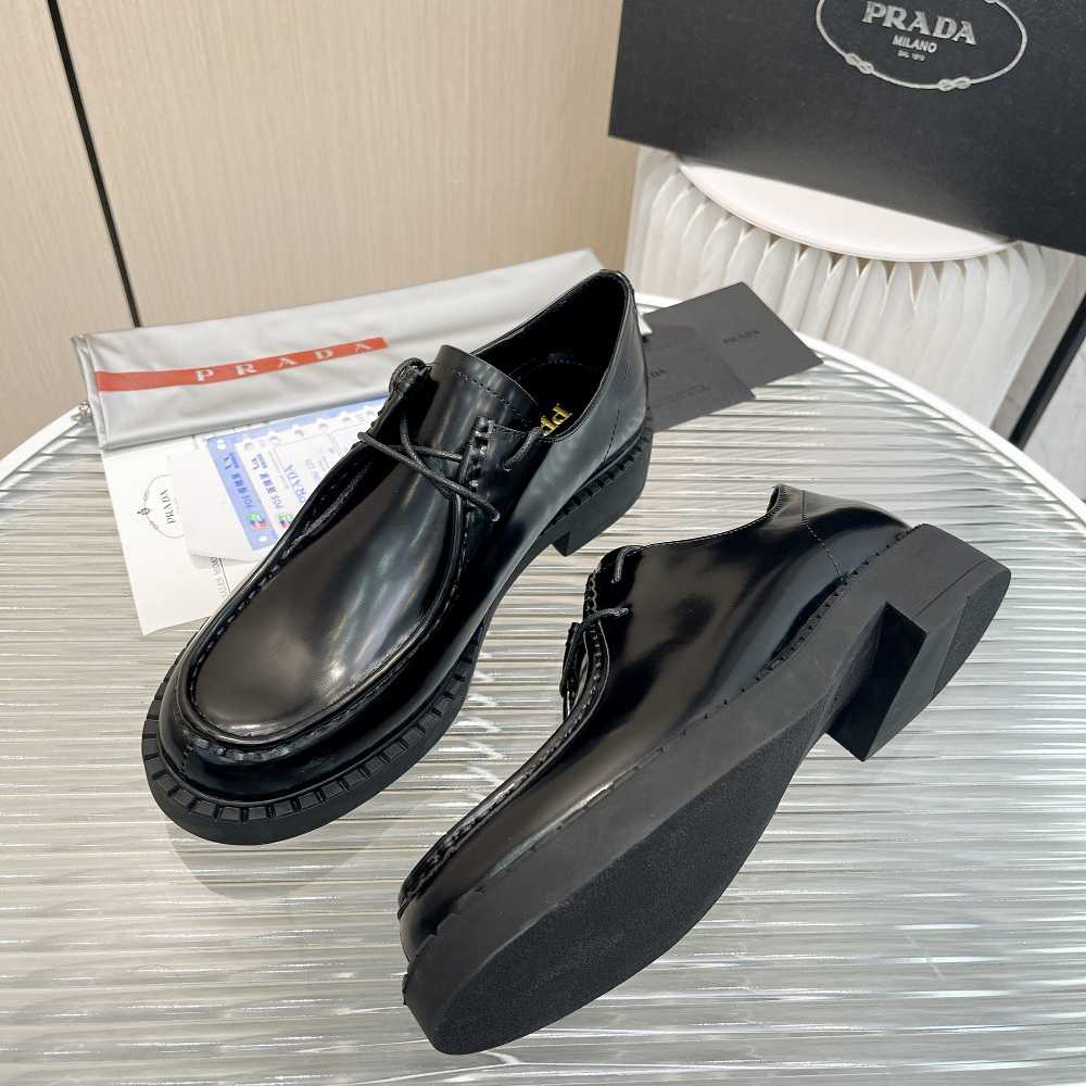 Prada Schnürschuhe aus gebürstetem Leder - EUR FASHION