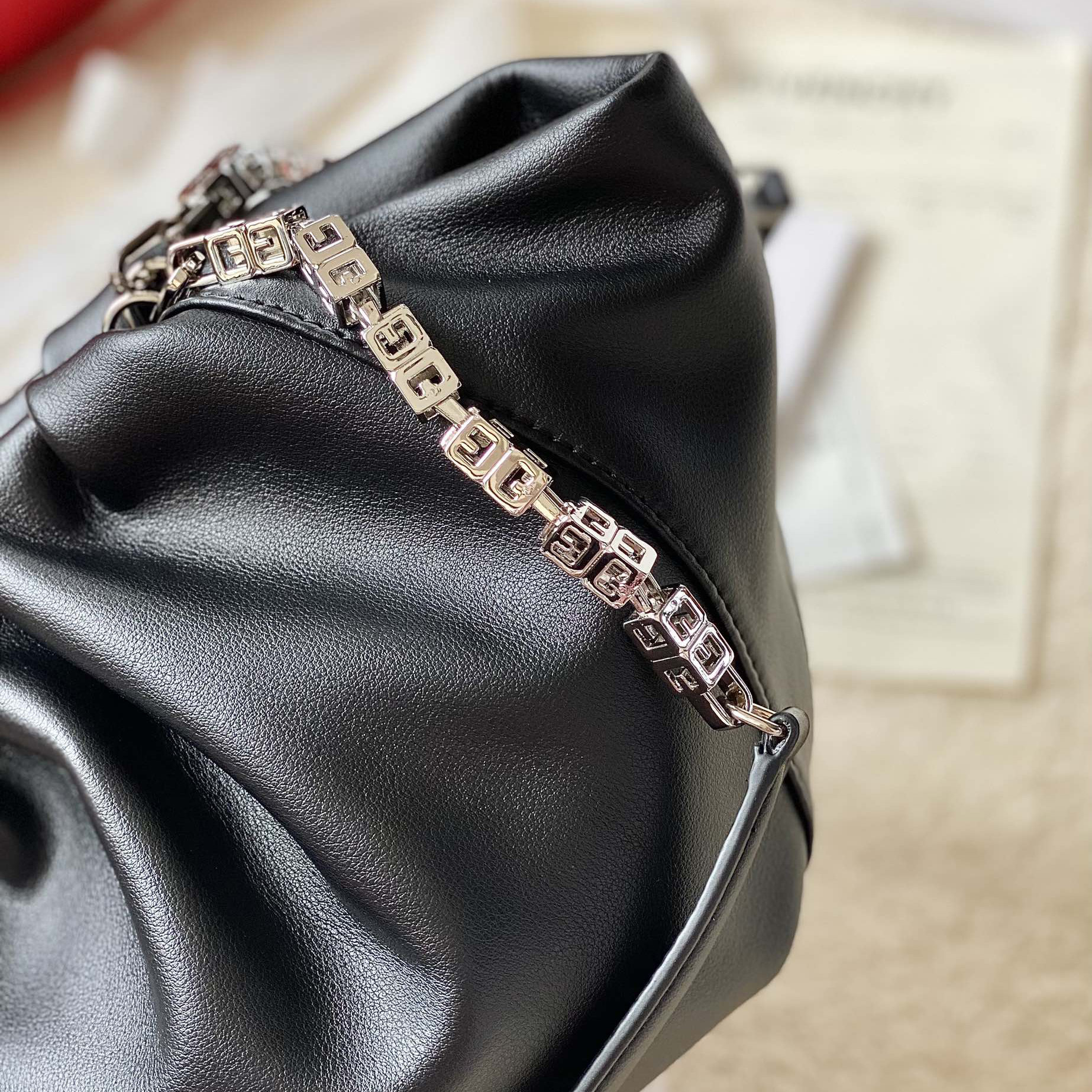 Givenchy Kleine Kenny-Tasche aus Glattleder - Schwarz (32-22-17 cm) - EUR FASHION