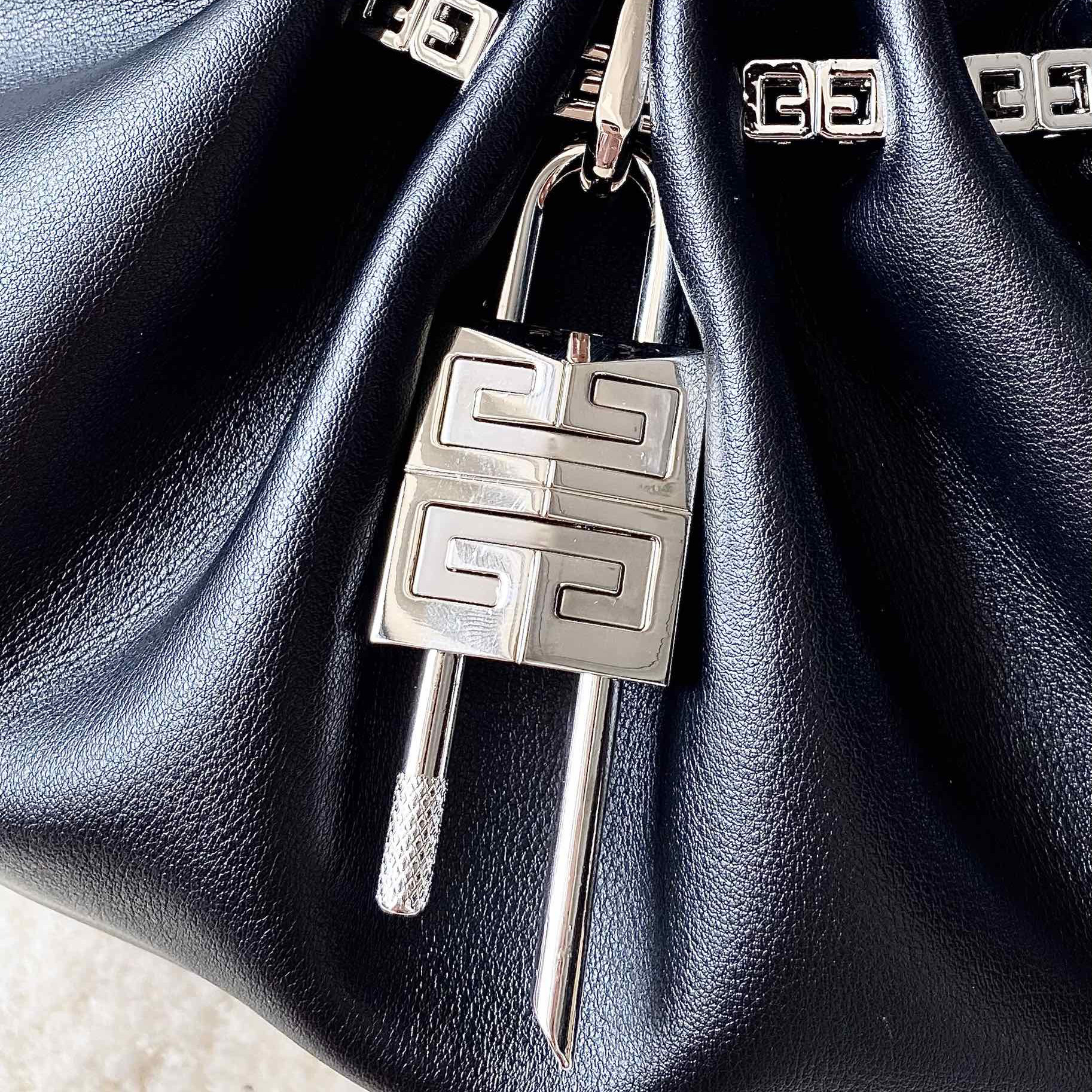 Givenchy Kleine Kenny-Tasche aus Glattleder - Schwarz (32-22-17 cm) - EUR FASHION