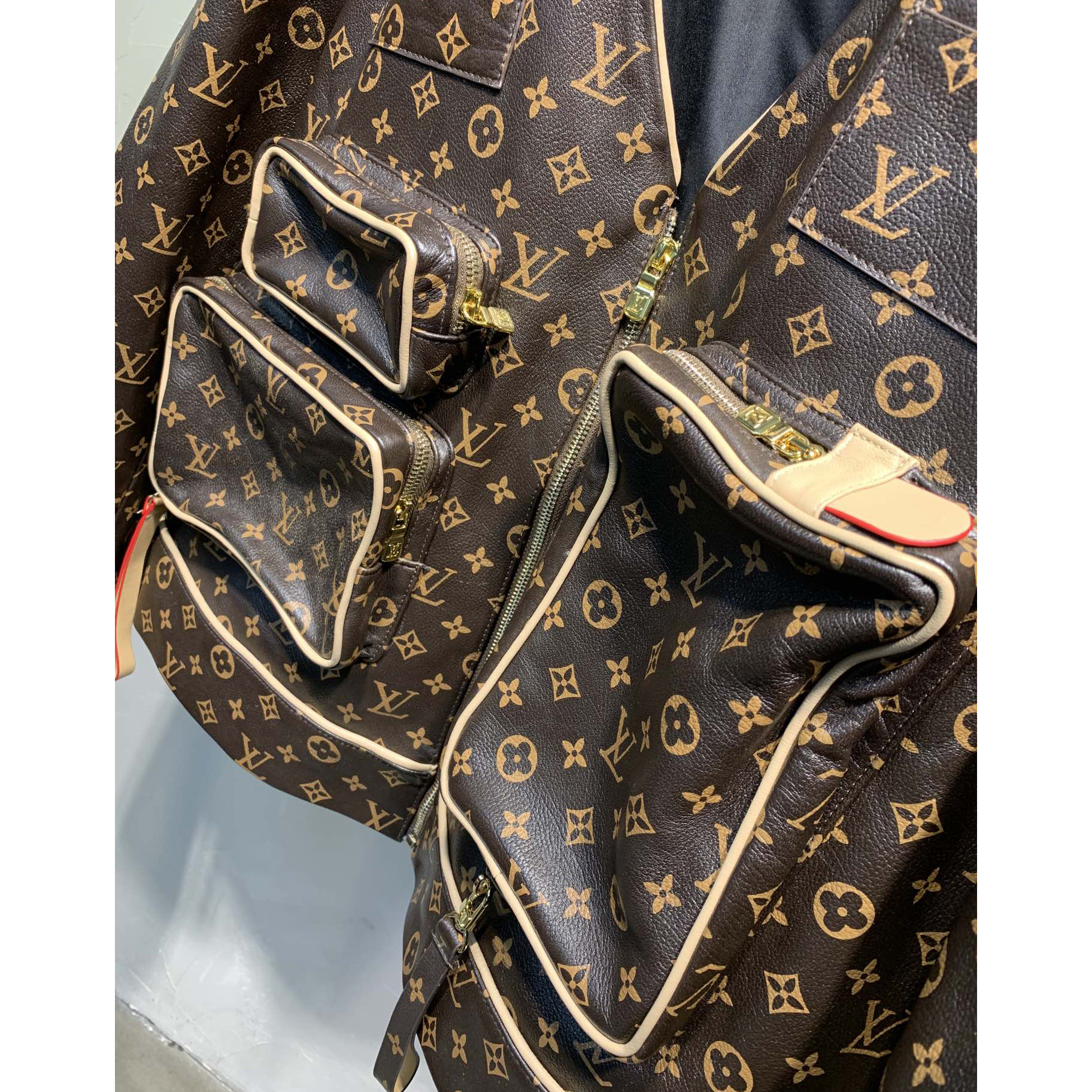 Louis Vuitton Utility-Jacke mit Monogrammprägung - EUR FASHION