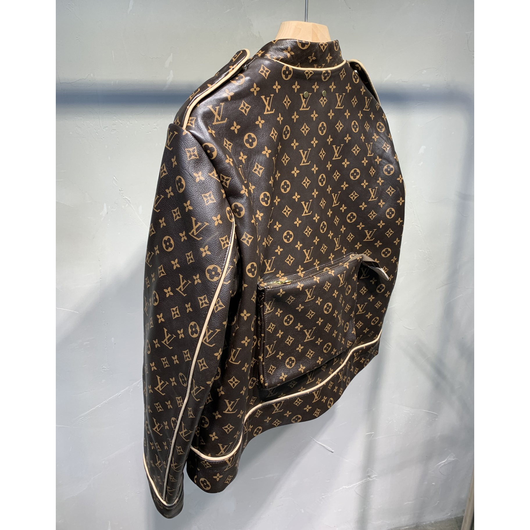Louis Vuitton Utility-Jacke mit Monogrammprägung - EUR FASHION
