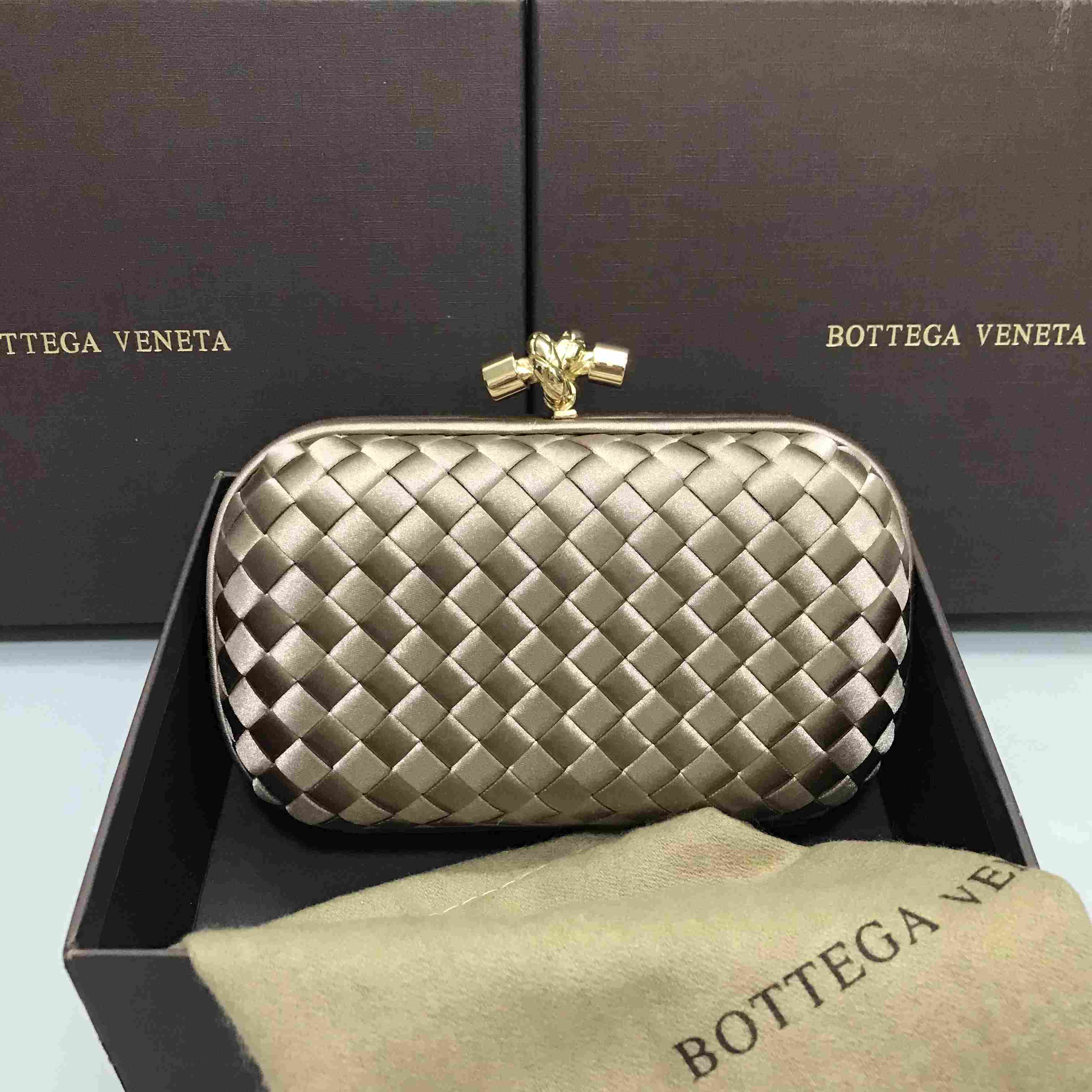 Bottega Veneta Pochette Knot Seiden-Clutch (16,5–10–5 cm) B7750 - EUR FASHION