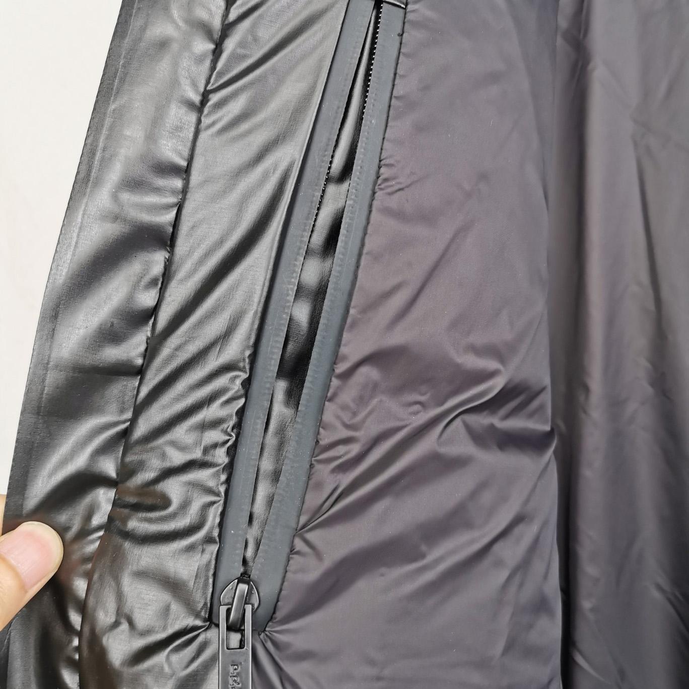 Kurz geschnittene Daunenjacke aus technischem Nylon von Prada - EUR FASHION