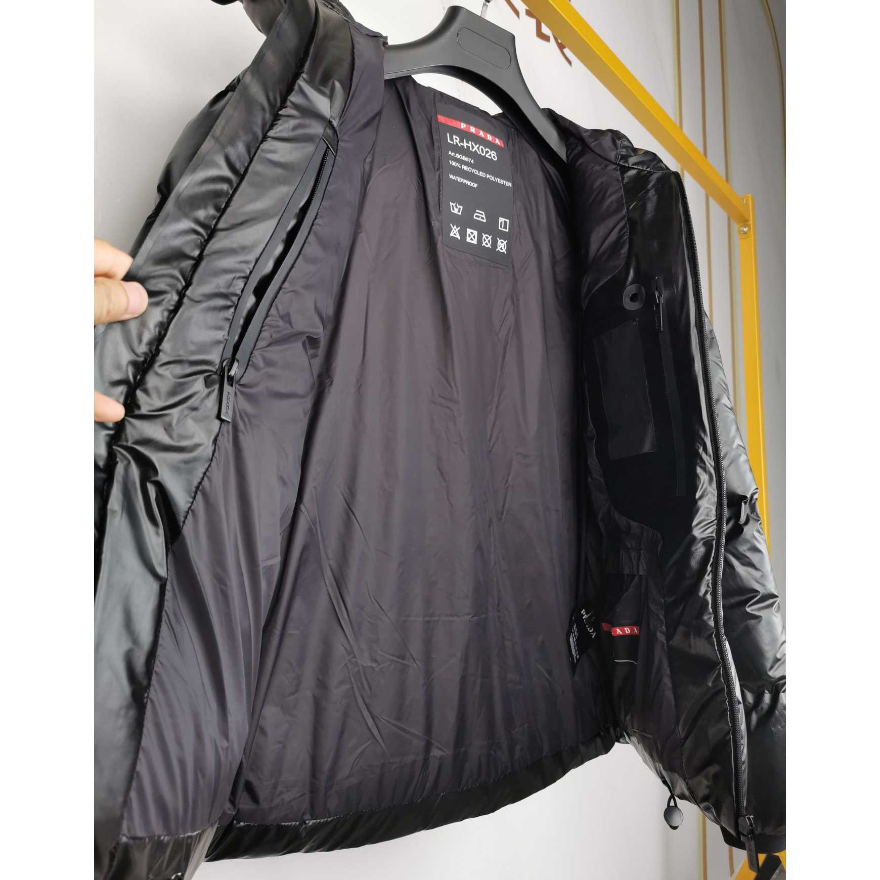 Kurz geschnittene Daunenjacke aus technischem Nylon von Prada - EUR FASHION