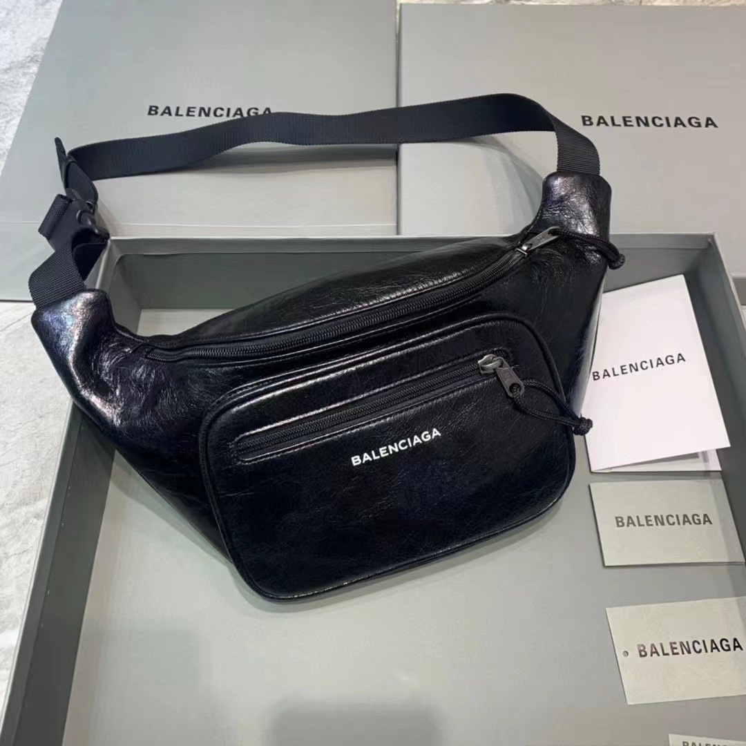 Balenciaga Everyday Beltpack aus schwarzem Kalbsleder mit natürlicher Narbung (25–5–17 cm) - EUR FASHION