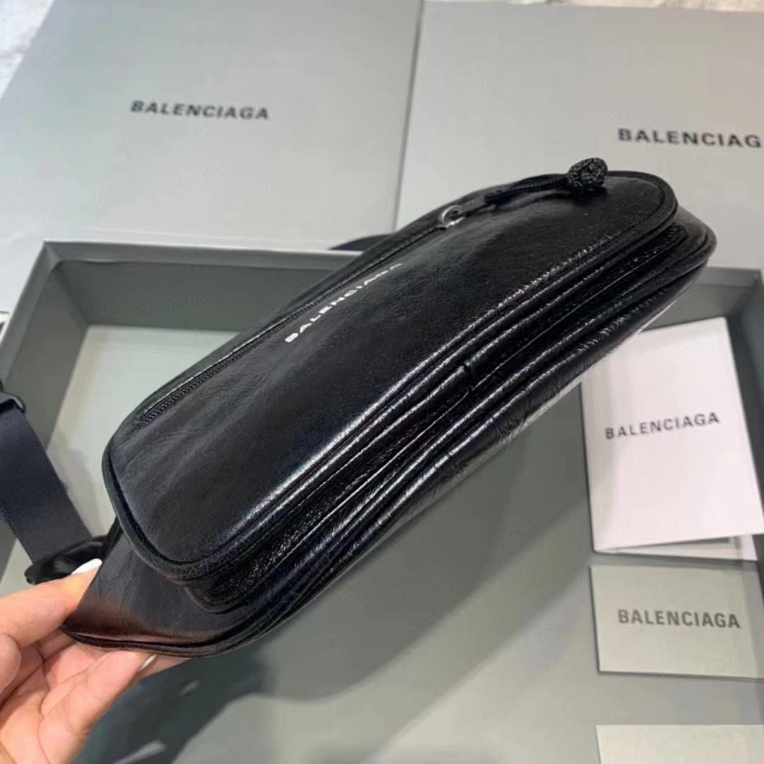 Balenciaga Everyday Beltpack aus schwarzem Kalbsleder mit natürlicher Narbung (25–5–17 cm) - EUR FASHION