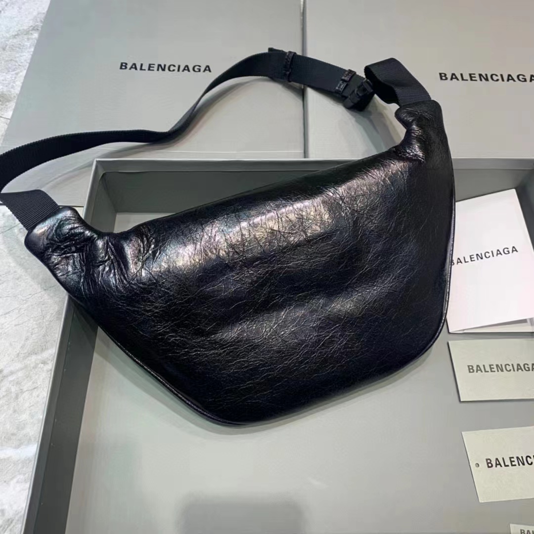 Balenciaga Everyday Beltpack aus schwarzem Kalbsleder mit natürlicher Narbung (25–5–17 cm) - EUR FASHION