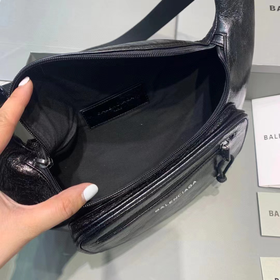 Balenciaga Everyday Beltpack aus schwarzem Kalbsleder mit natürlicher Narbung (25–5–17 cm) - EUR FASHION