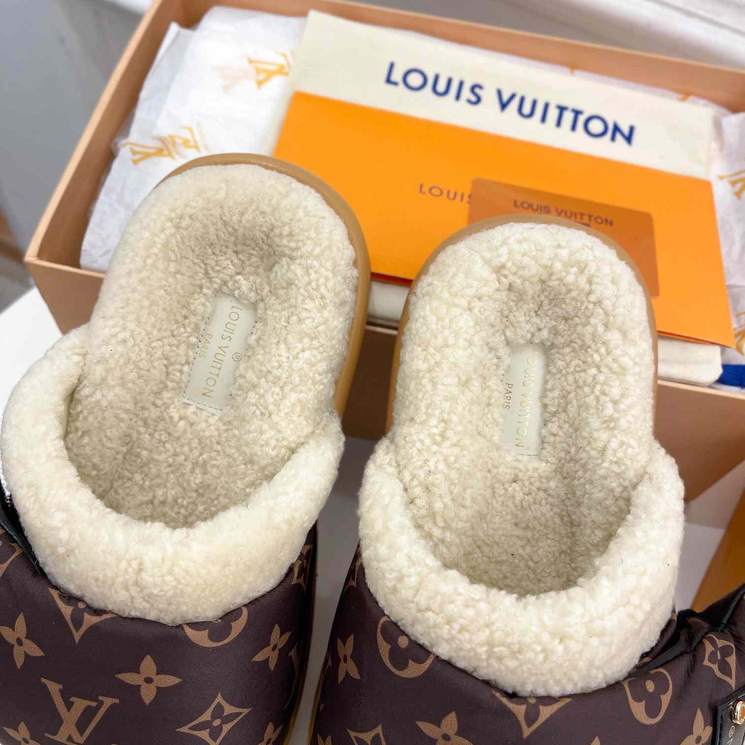 Louis Vuitton Slipper Pillow Flat Comfort Mule 1AAM41 - EUR FASHION