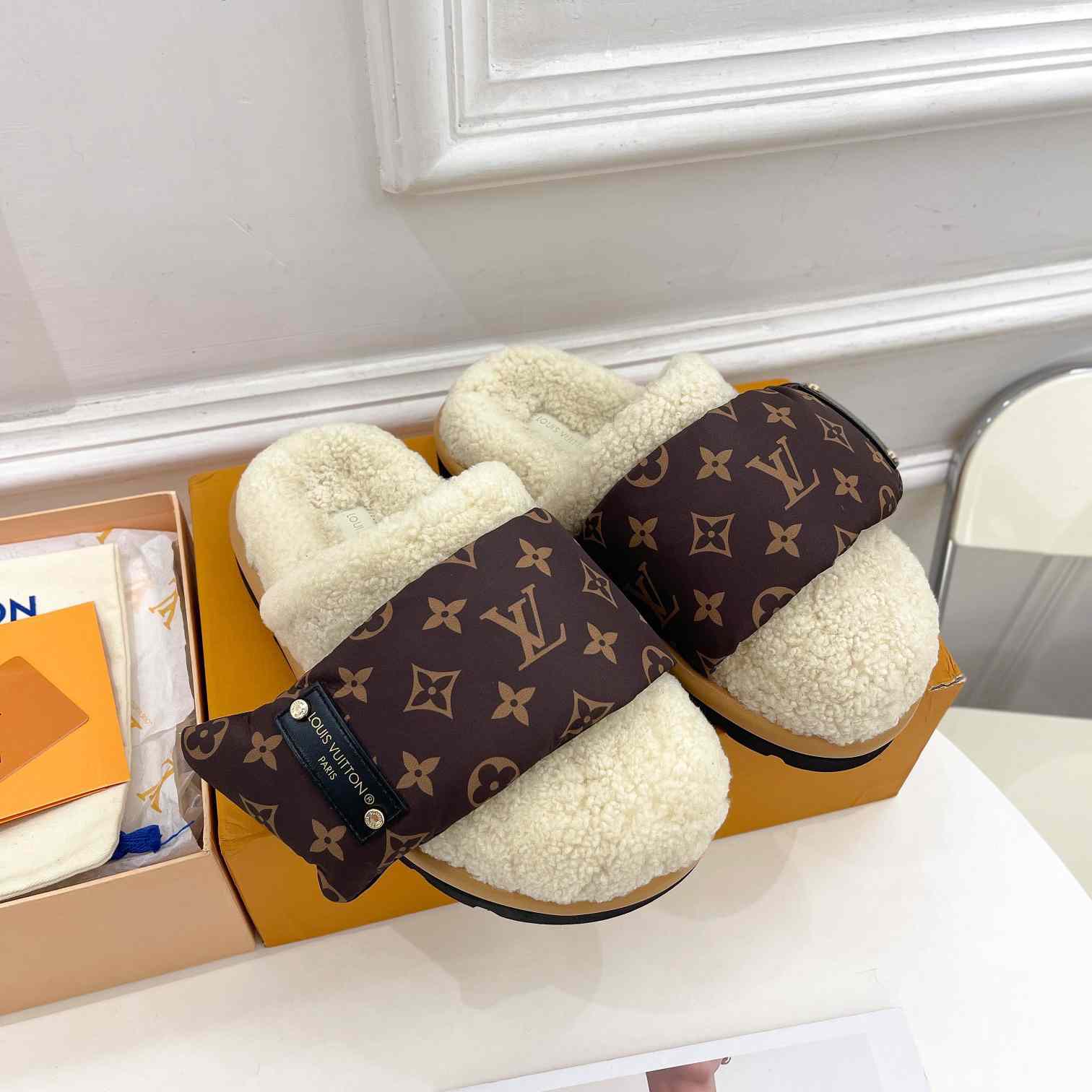 Louis Vuitton Slipper Pillow Flat Comfort Mule 1AAM41 - EUR FASHION