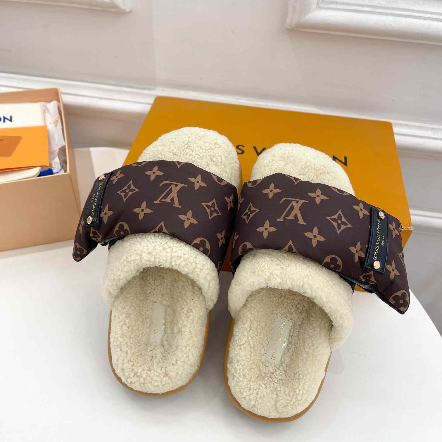 Louis Vuitton Slipper Pillow Flat Comfort Mule 1AAM41 - EUR FASHION