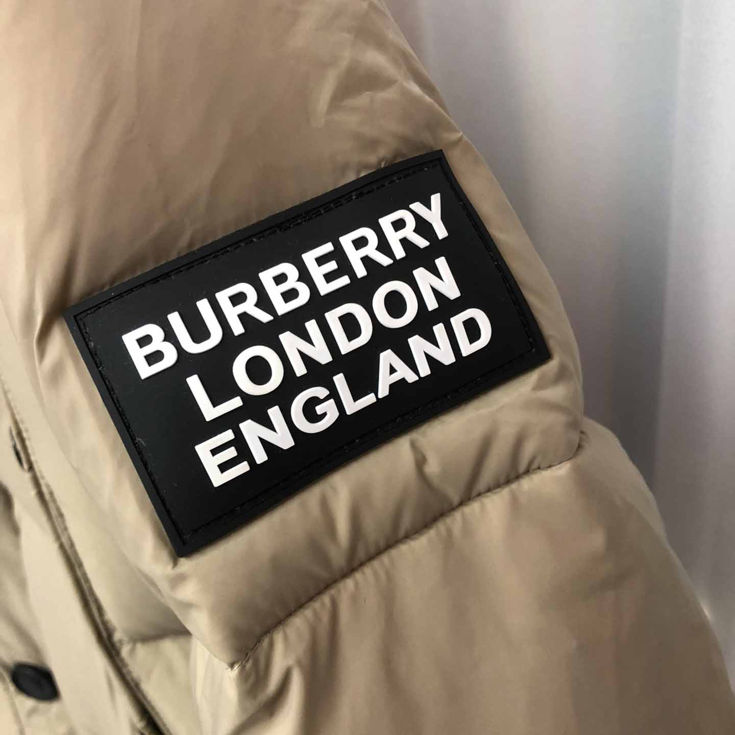 Burberry Puffermantel aus Nylon mit Logo-Applikation - EUR FASHION