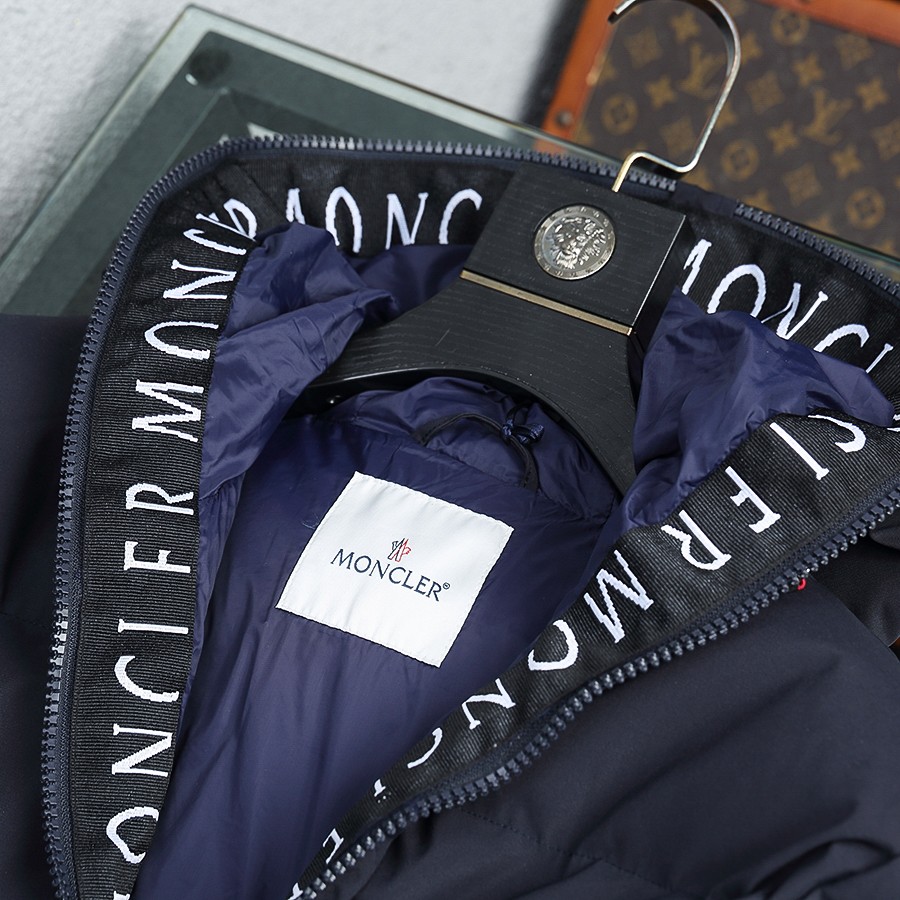 Moncler kurze Daunenjacke - EUR FASHION