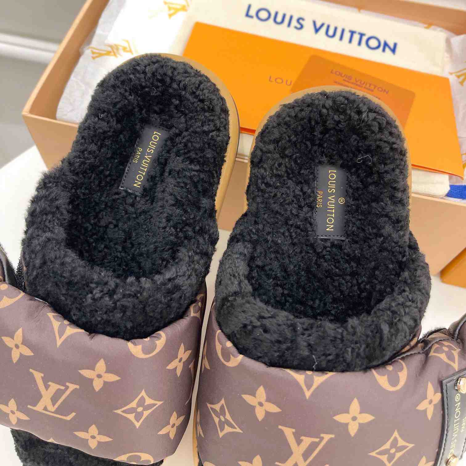 Louis Vuitton Slipper Pillow Flat Comfort Mule 1AAM3L - EUR FASHION