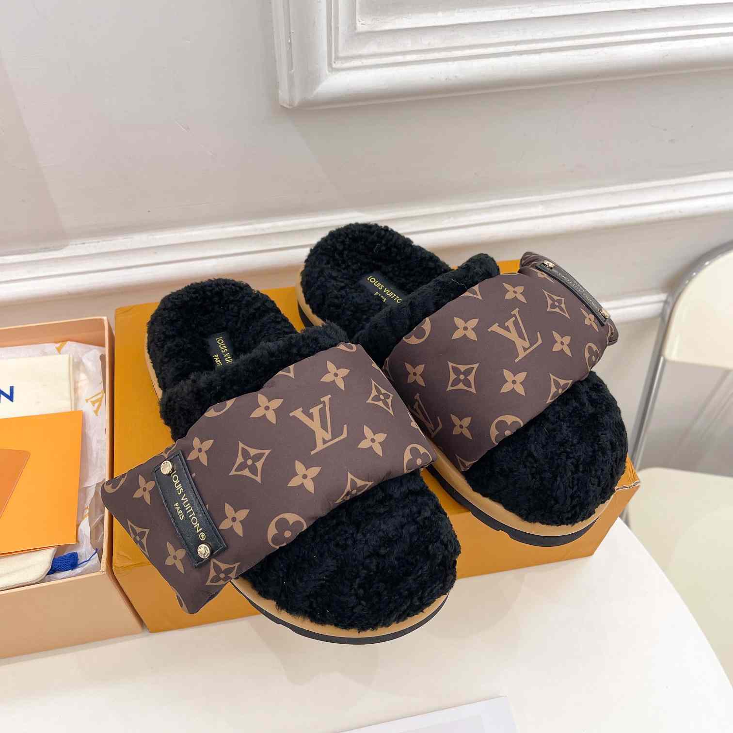 Louis Vuitton Slipper Pillow Flat Comfort Mule 1AAM3L - EUR FASHION