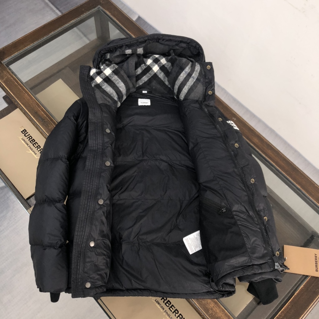 Burberry Daunenjacke aus gestepptem Nylon mit Kapuze und abnehmbaren Ärmeln - EUR FASHION