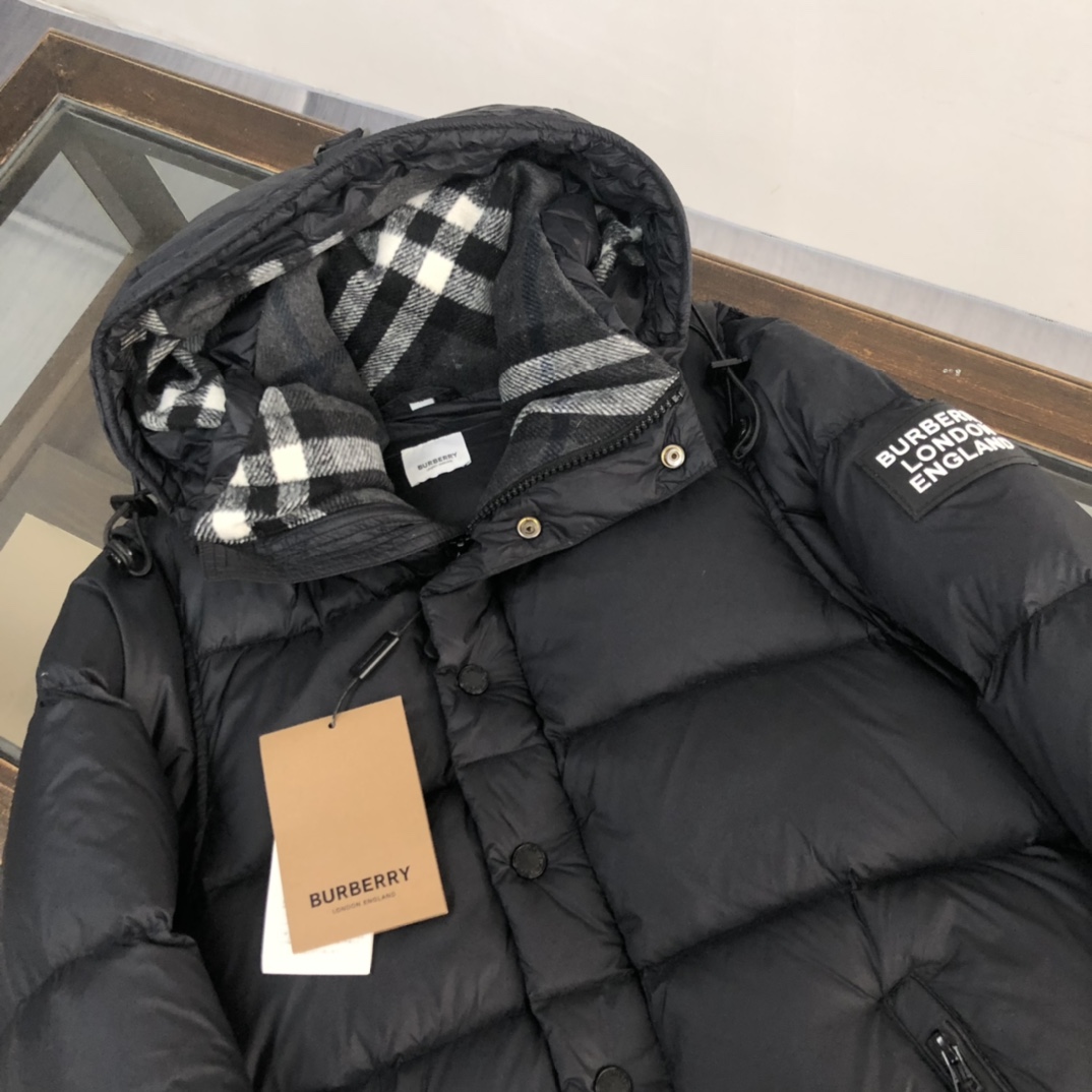 Burberry Daunenjacke aus gestepptem Nylon mit Kapuze und abnehmbaren Ärmeln - EUR FASHION