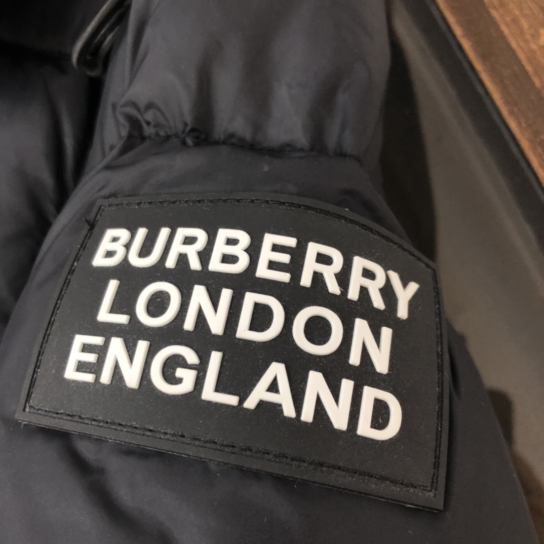 Burberry Daunenjacke aus gestepptem Nylon mit Kapuze und abnehmbaren Ärmeln - EUR FASHION