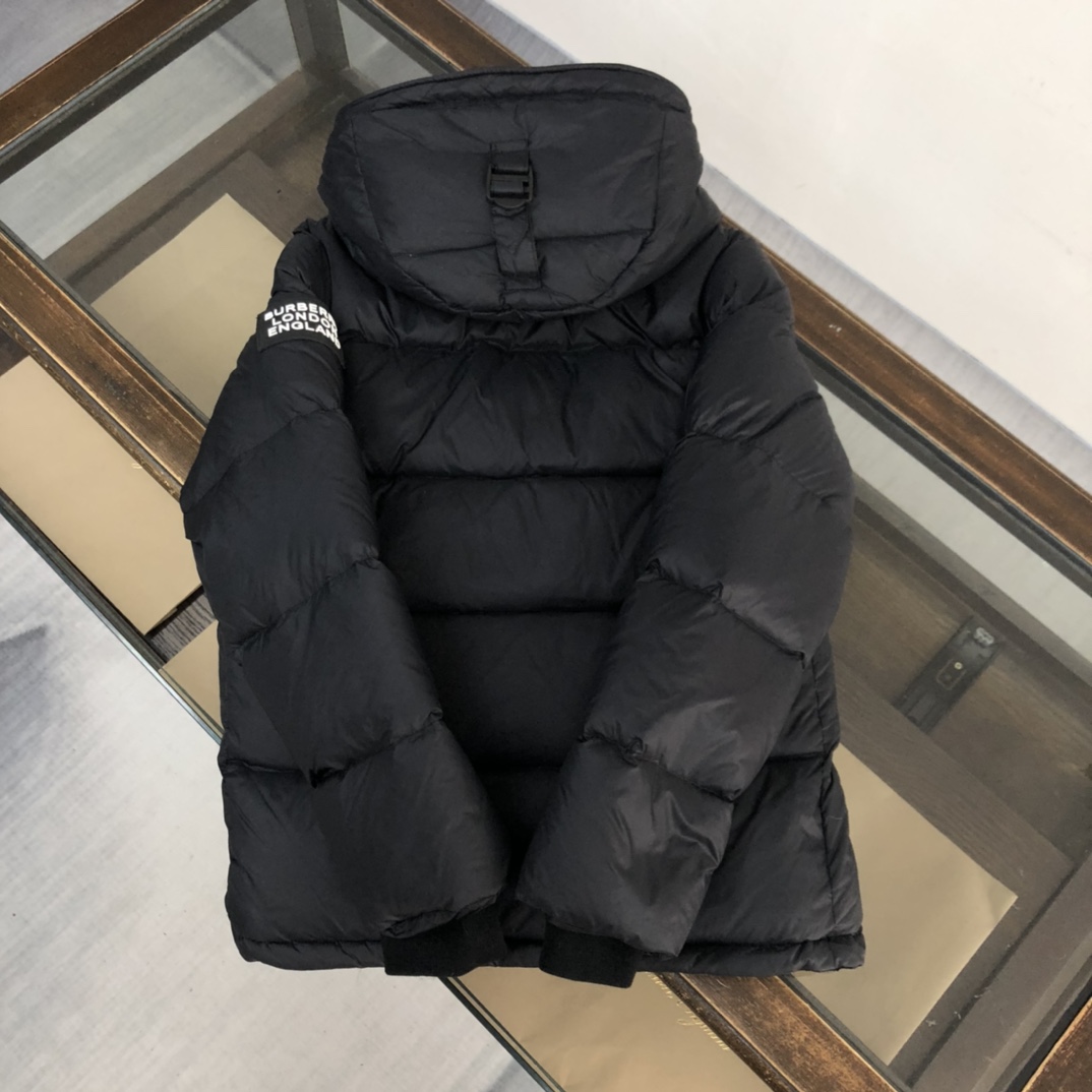 Burberry Daunenjacke aus gestepptem Nylon mit Kapuze und abnehmbaren Ärmeln - EUR FASHION