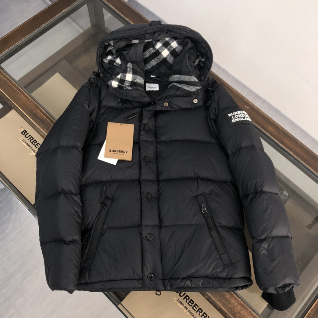 Burberry Daunenjacke aus gestepptem Nylon mit Kapuze und abnehmbaren Ärmeln - EUR FASHION