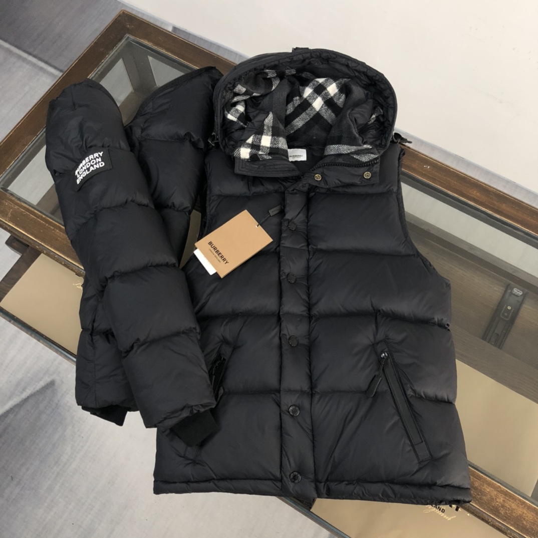 Burberry Daunenjacke aus gestepptem Nylon mit Kapuze und abnehmbaren Ärmeln - EUR FASHION