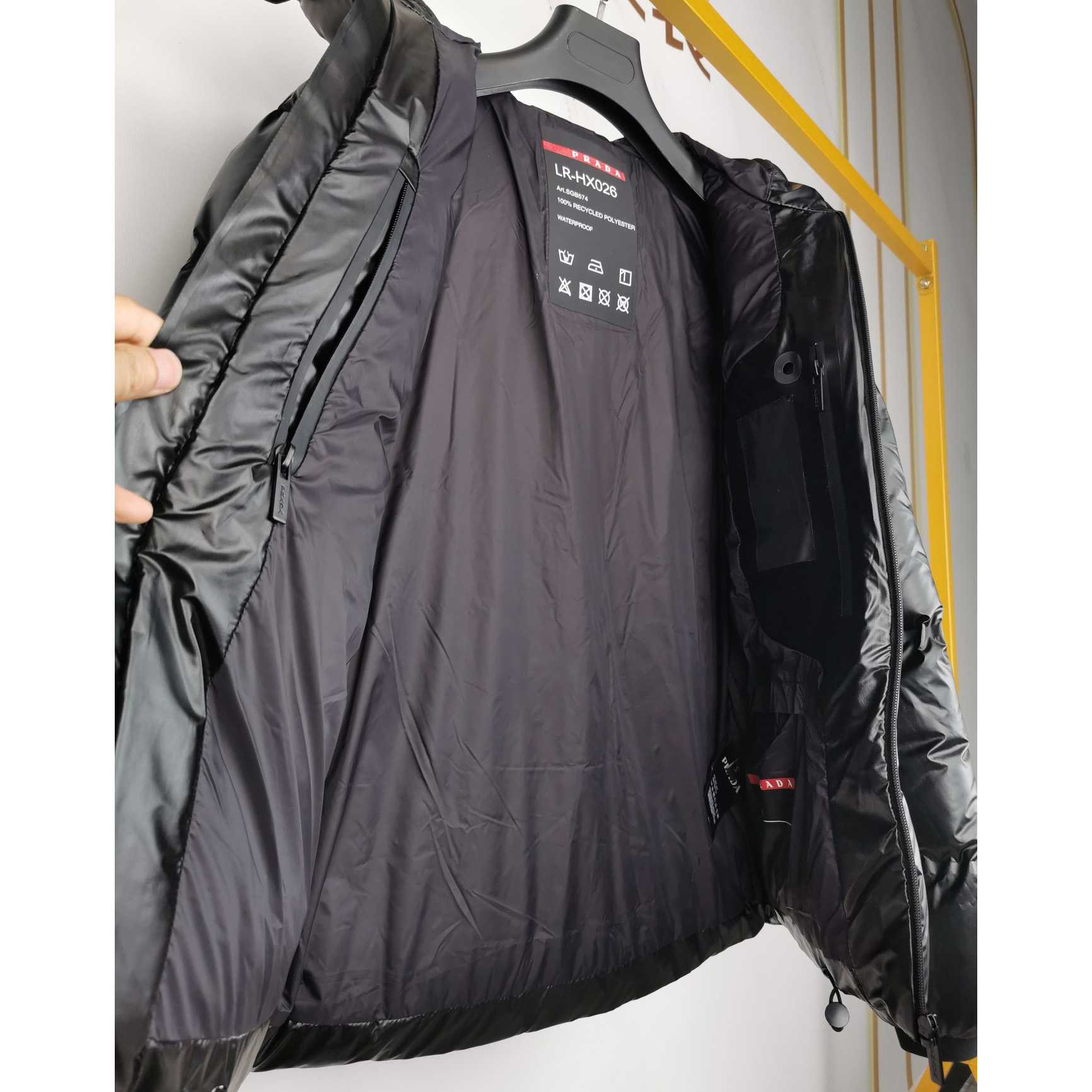 Leichte Prada-Pufferjacke aus Nylon mit Kapuze - EUR FASHION