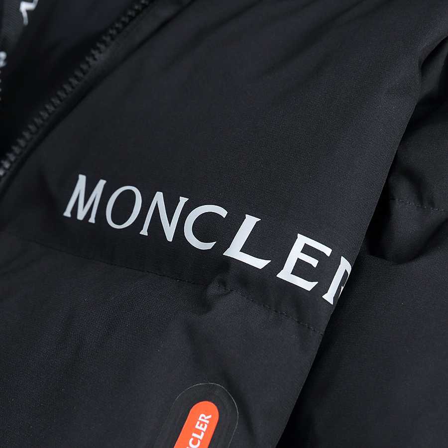 Moncler kurze Daunenjacke - EUR FASHION