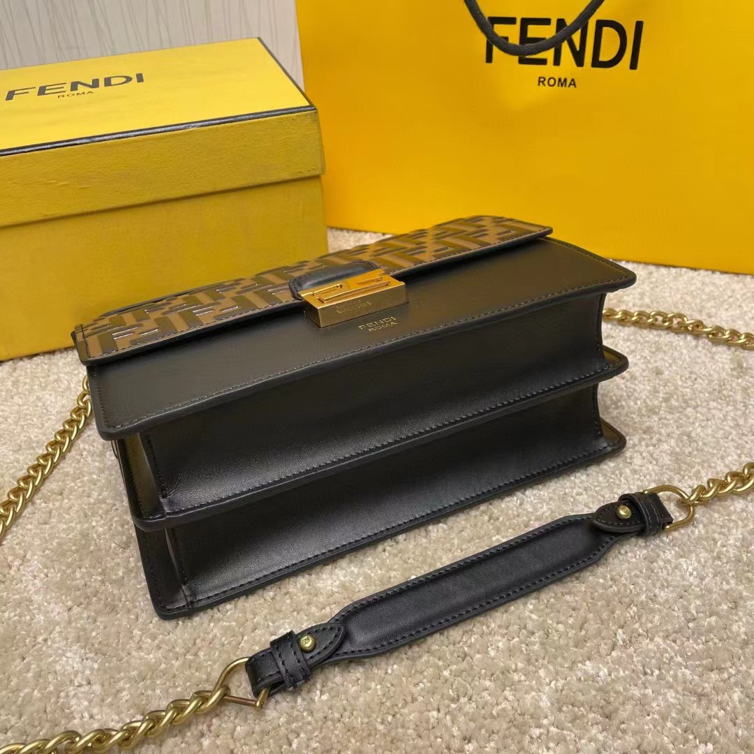 Fendi Kan I Schwarze Ledertasche (25-17-10 cm) - EUR FASHION