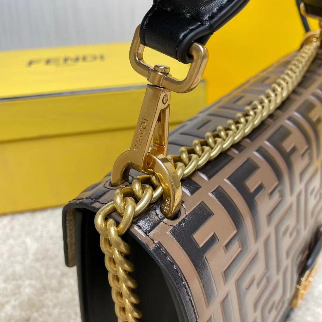 Fendi Kan I Schwarze Ledertasche (25-17-10 cm) - EUR FASHION
