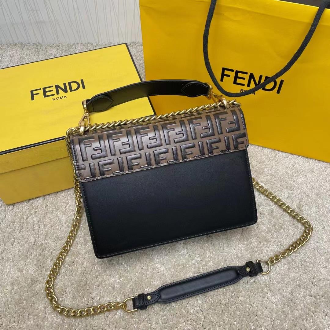 Fendi Kan I Schwarze Ledertasche (25-17-10 cm) - EUR FASHION