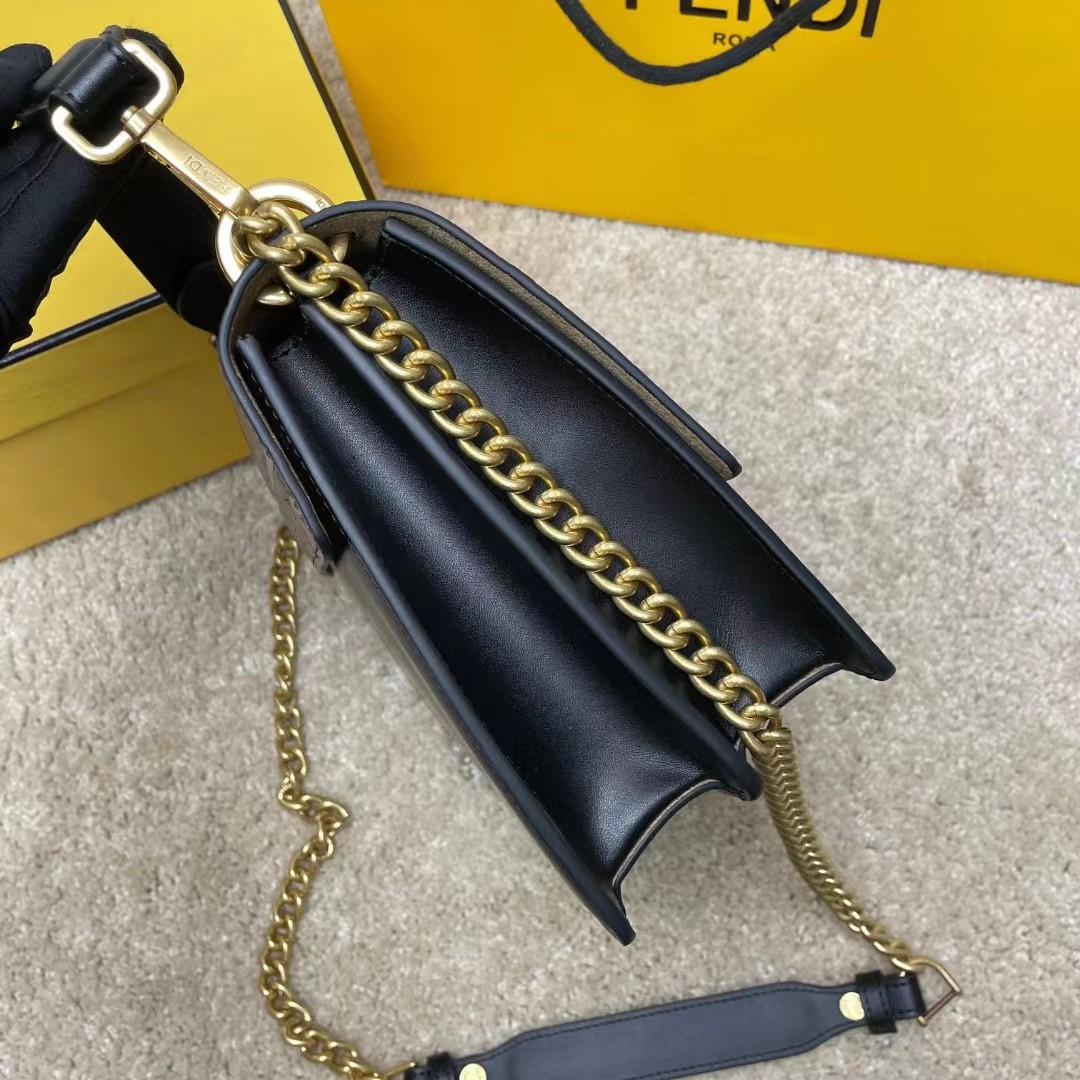 Fendi Kan I Schwarze Ledertasche (25-17-10 cm) - EUR FASHION
