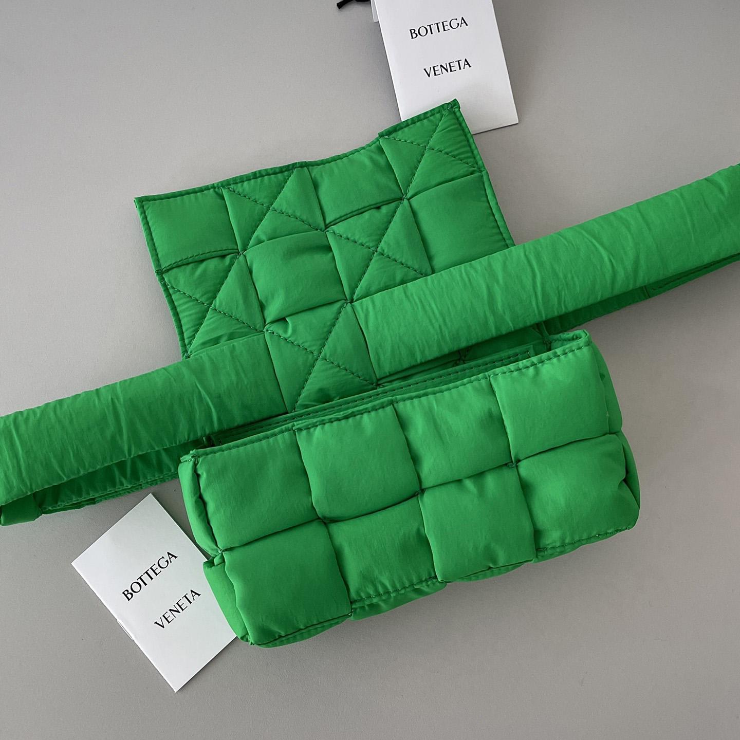Bottega Veneta gepolsterte Tech-Kassetten-Umhängetasche aus gepolstertem Intreccio-Nylon (19–10–5 cm) - EUR FASHION