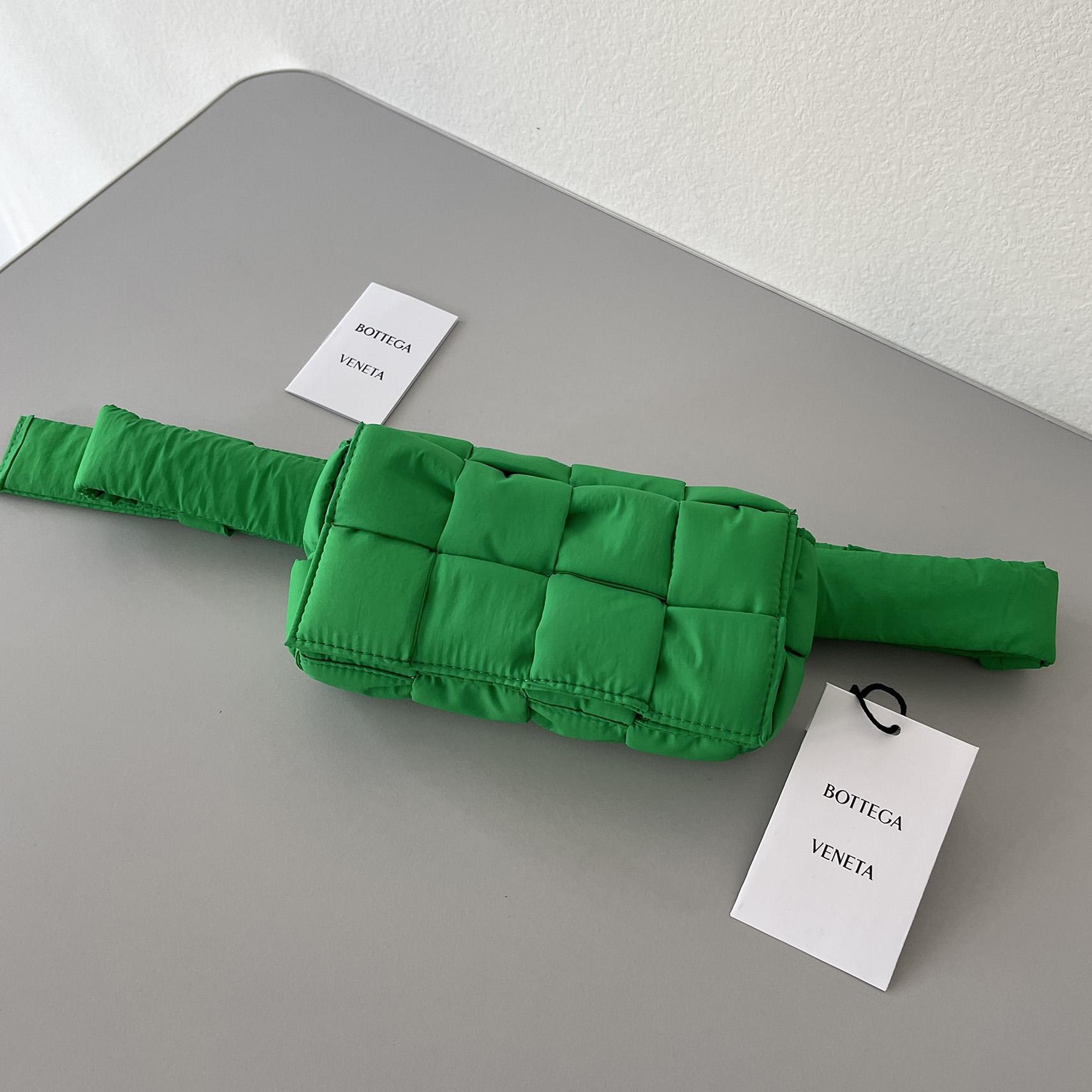 Bottega Veneta gepolsterte Tech-Kassetten-Umhängetasche aus gepolstertem Intreccio-Nylon (19–10–5 cm) - EUR FASHION