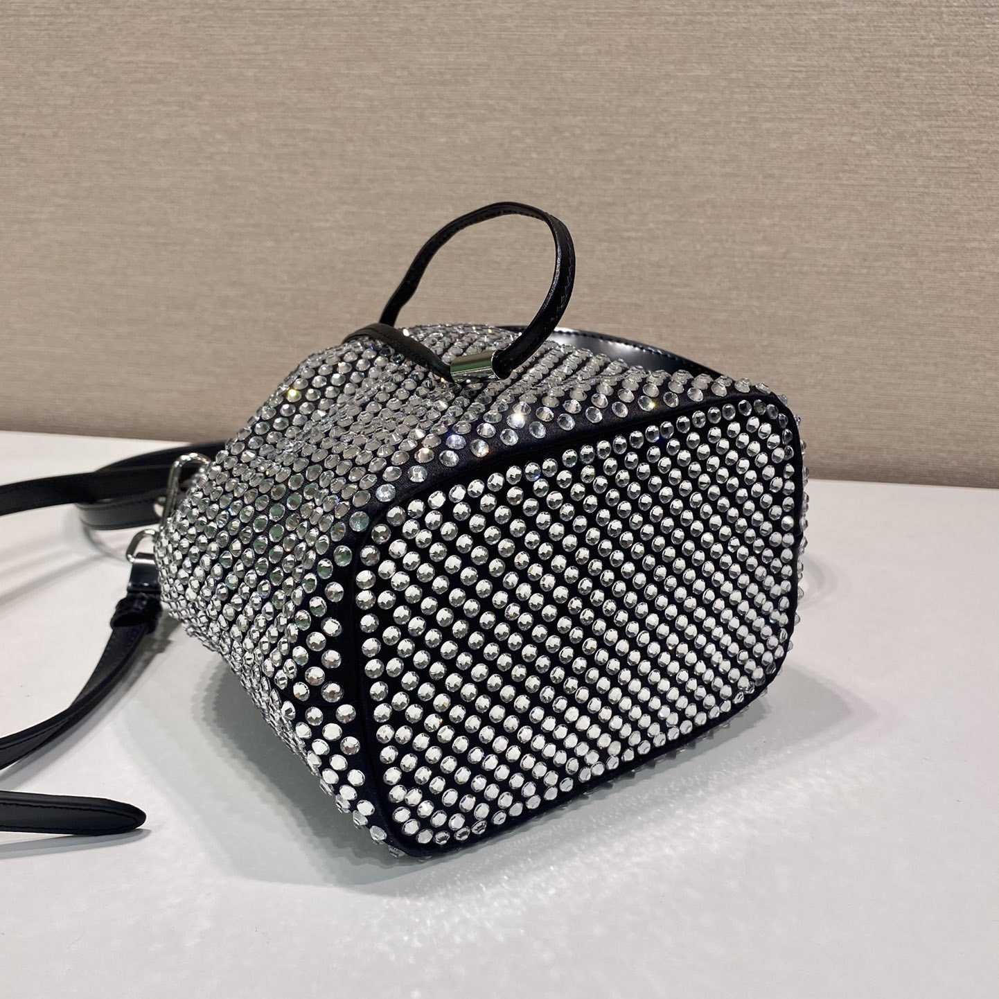 Prada Mini-Tasche aus Satin mit Kristallen (16–21–10 cm) - EUR FASHION
