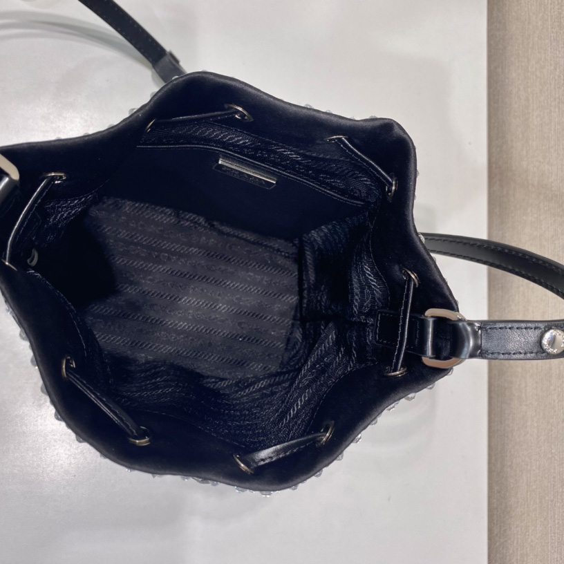 Prada Mini-Tasche aus Satin mit Kristallen (16–21–10 cm) - EUR FASHION