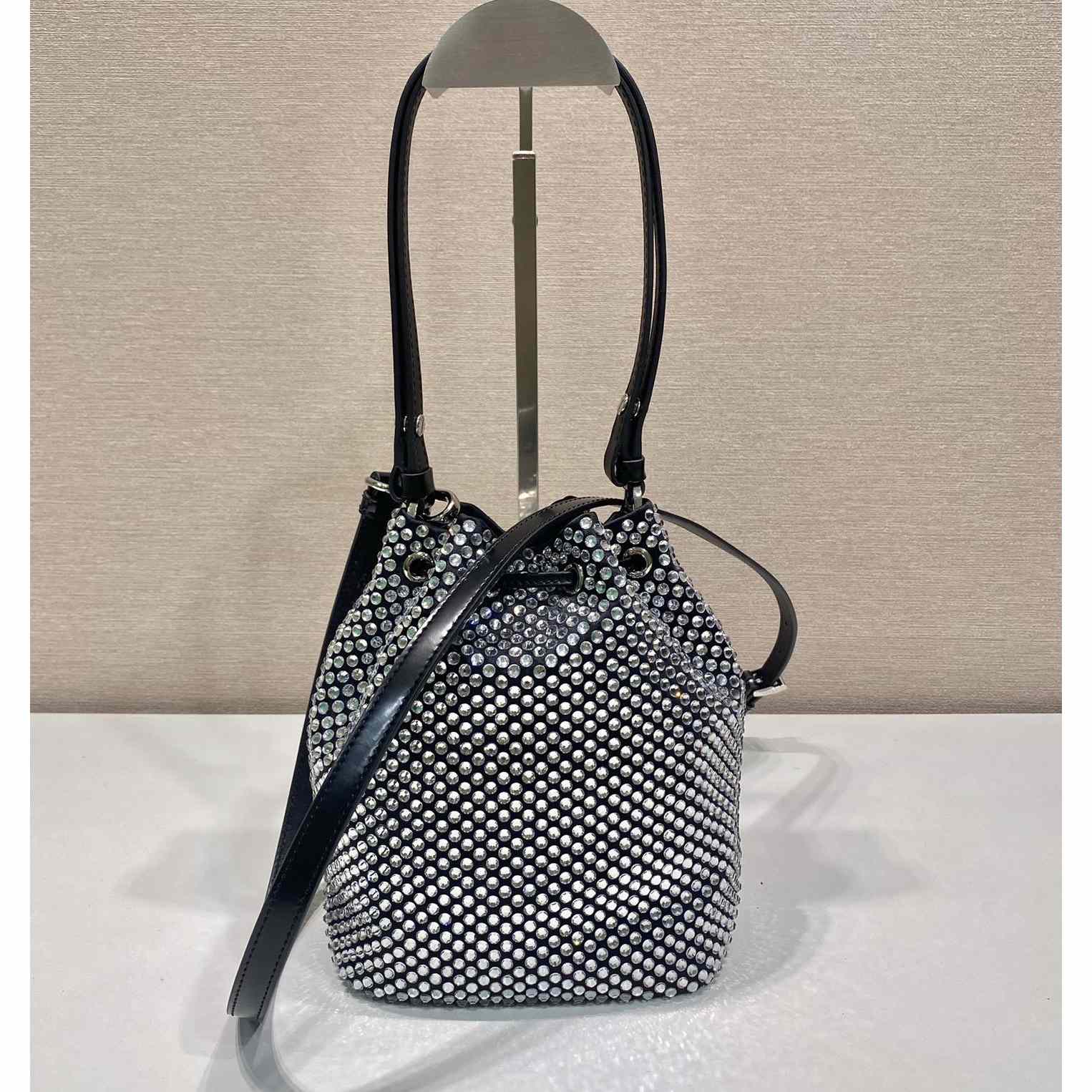 Prada Mini-Tasche aus Satin mit Kristallen (16–21–10 cm) - EUR FASHION