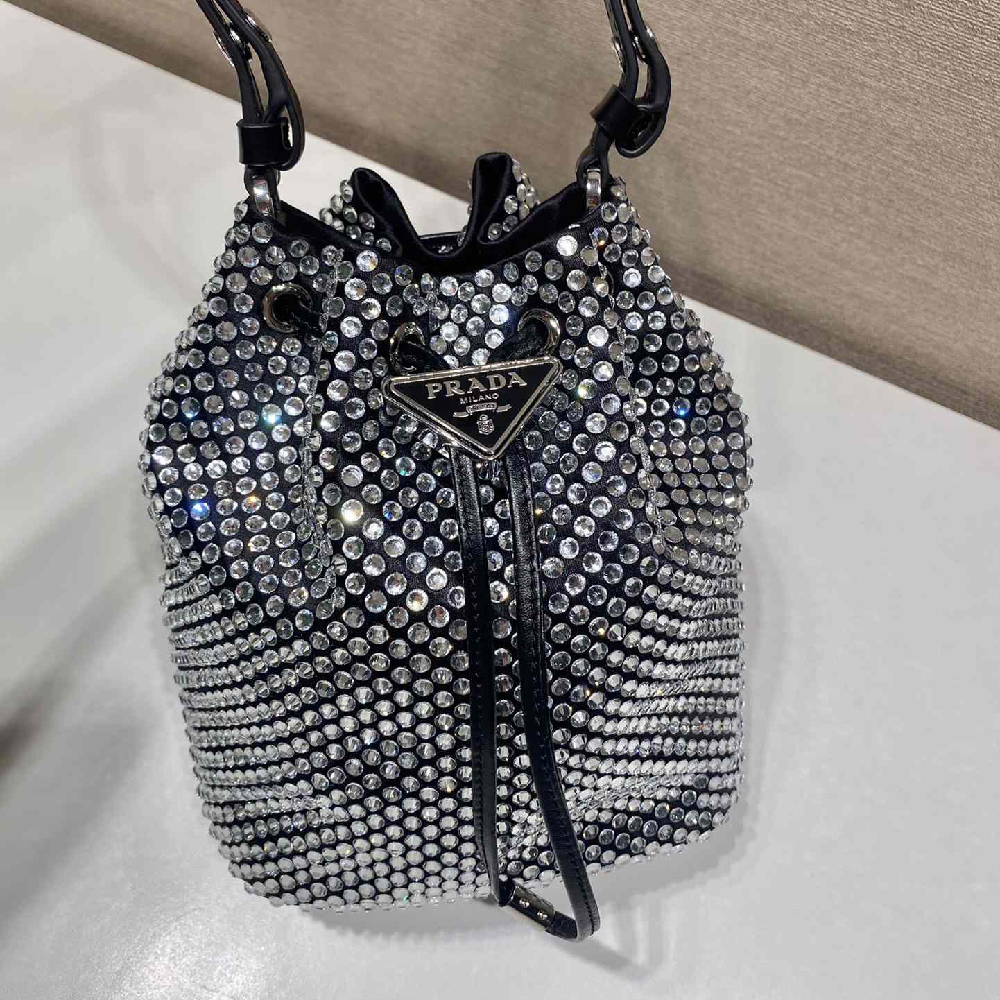 Prada Mini-Tasche aus Satin mit Kristallen (16–21–10 cm) - EUR FASHION