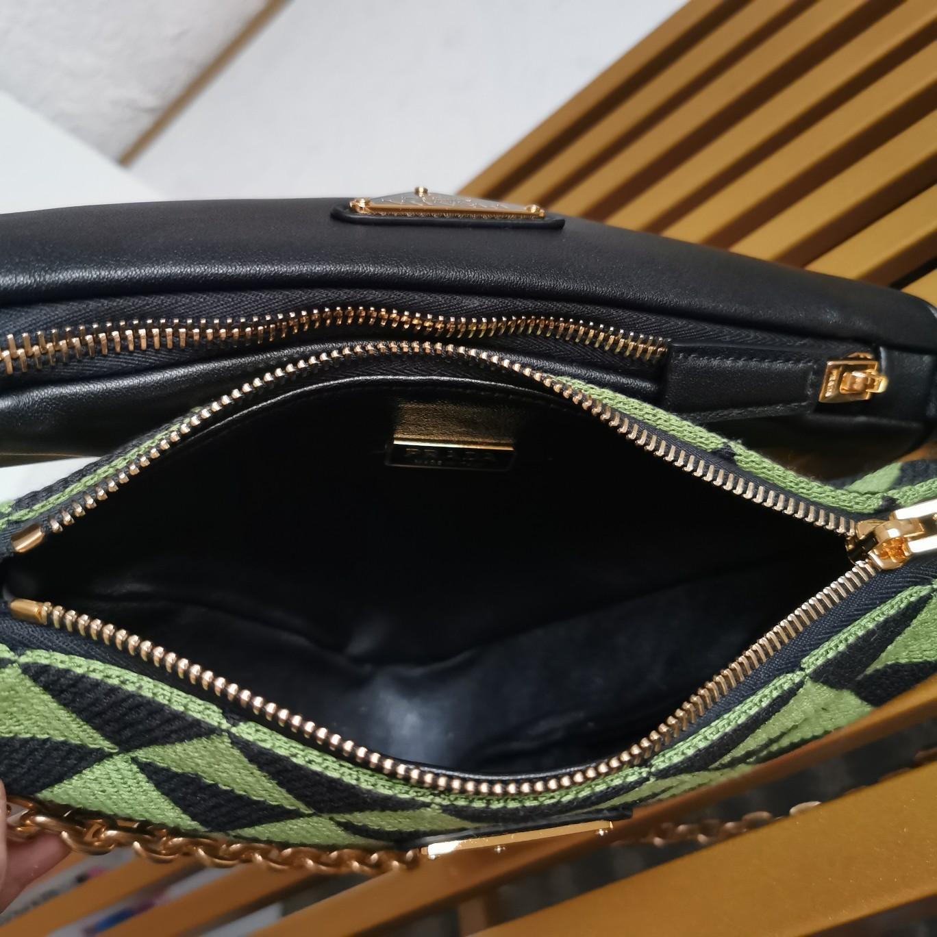 Prada Symbole Minitasche aus Leder und Stoff (26-16-13 cm) - EUR FASHION